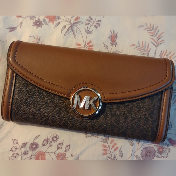 Michael Kors Fulton Wallet - Picture 1 of 4